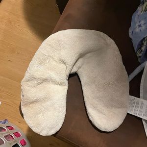 Heating and cooling neck pillow
